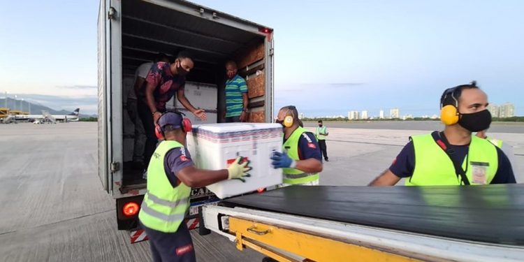 Vacinas contra a Covid-19 chegaram ao Espírito Santo no início da noite desta segunda-feira — Foto: Rodrigo Araujo/Governo do ES