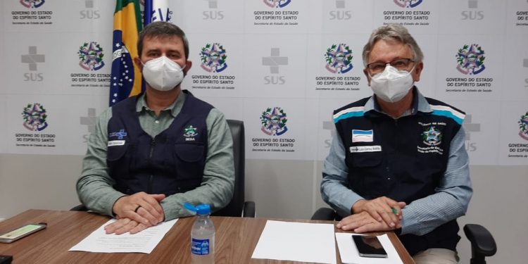 Secretário de Saúde, Nésio Fernandes, e subsecretário de Vigilância em Saúde, Luiz Carlos Reblin, em coletiva realizada nesta segunda-feira (22) — Foto: Divulgação/Sesa