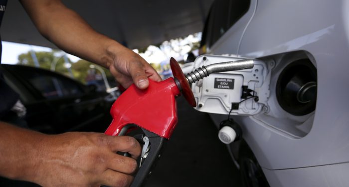 Brasília - Postos de combustíveis ajustam os preços e repassam para o consumidor o aumento da alíquota do PIS e Cofins pelo litro da gasolina(Marcelo Camargo/Agência Brasil)
