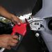 Brasília - Postos de combustíveis ajustam os preços e repassam para o consumidor o aumento da alíquota do PIS e Cofins pelo litro da gasolina(Marcelo Camargo/Agência Brasil)