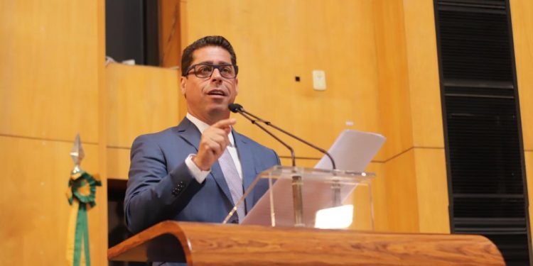 Deputado Marcelo Santos discursando na Assembleia enquanto apresenta pacote de medidas ao setor de serviços / Foto: Bruno Fritz