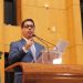 Deputado Marcelo Santos discursando na Assembleia enquanto apresenta pacote de medidas ao setor de serviços / Foto: Bruno Fritz