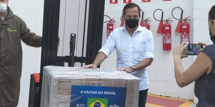 Doria acompanha carregamento de doses da vacina do Butantan em SP — Foto: Reprodução/TV Globo