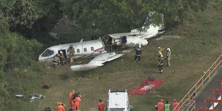 Aeronave cai no Aeroporto da Pampulha em BH. — Foto: Globocop/ TV Globo