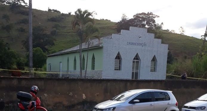 Corpo da vítima ficou caído ao lado de uma igreja (Foto: Divulgação)
