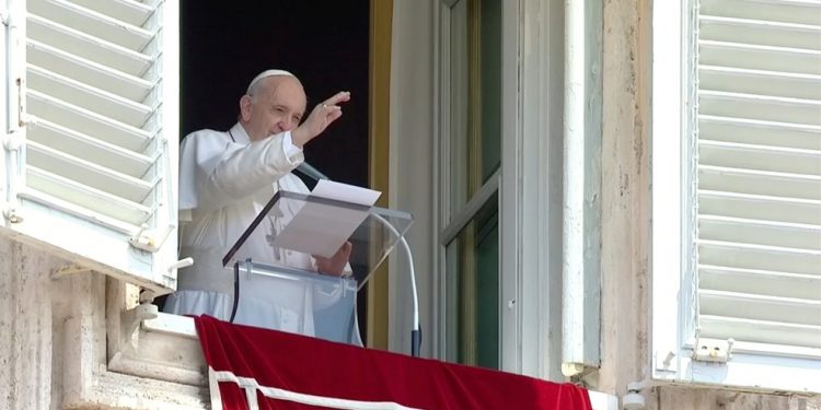 Imagem do Papa em 4 de julho de 2021, durante a celebração de domingo, antes de ir para o hospital onde foi operado. — Foto: Reuters