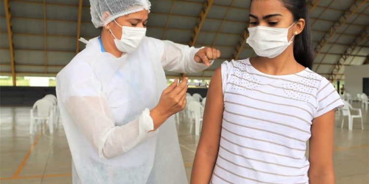 Mais de 1. 900 jovens de 18 anos recebem a vacina contra o coronavírus em Pedro Canário