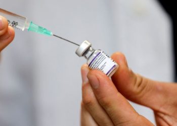 Profissional de saúde prepara dose de vacina contra a Covid.
Fotos:Reuters/Amir Cohen