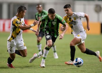 Paraguay's Guarani Brazilian Rodi Ferreira (L) and Brazil's America MG Marlon (C) vie for the ball during their Copa Libertadores football match at the Independencia stadium in Belo Horizonte, Brazil, on February 23, 2022. (Photo by DOUGLAS MAGNO / AFP) (Photo by DOUGLAS MAGNO/AFP via Getty Images)