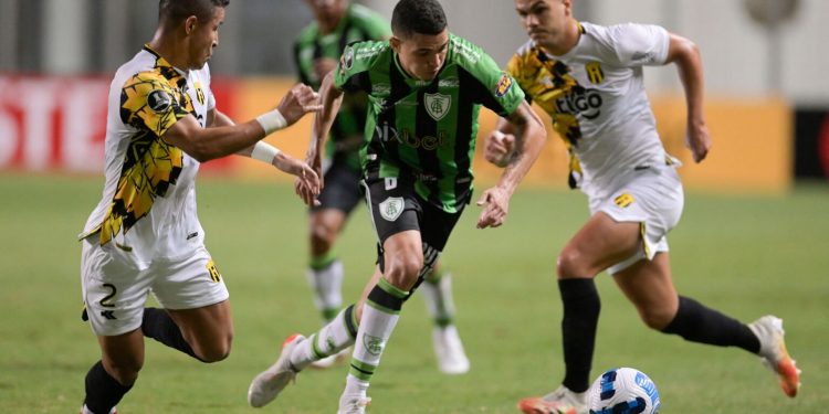 Paraguay's Guarani Brazilian Rodi Ferreira (L) and Brazil's America MG Marlon (C) vie for the ball during their Copa Libertadores football match at the Independencia stadium in Belo Horizonte, Brazil, on February 23, 2022. (Photo by DOUGLAS MAGNO / AFP) (Photo by DOUGLAS MAGNO/AFP via Getty Images)