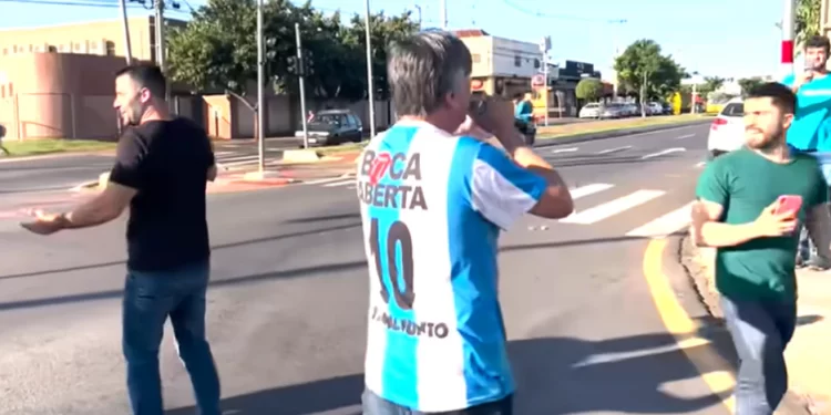 O ex-deputado federal Boca Aberta (PROS) agrediu Arthur do Val e João Bettega após provocação dos membros do MBL sobre gastos parlamentares do deputado estadual Matheus Petriv, conhecido como Boca Aberta Jr.