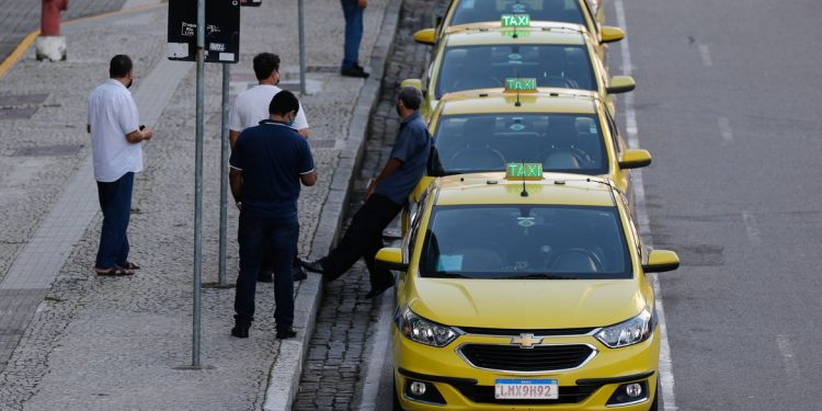 Rio de Janeiro - Circulação de táxis na região central do Rio. (Fernando Frazão/Agência Brasil)