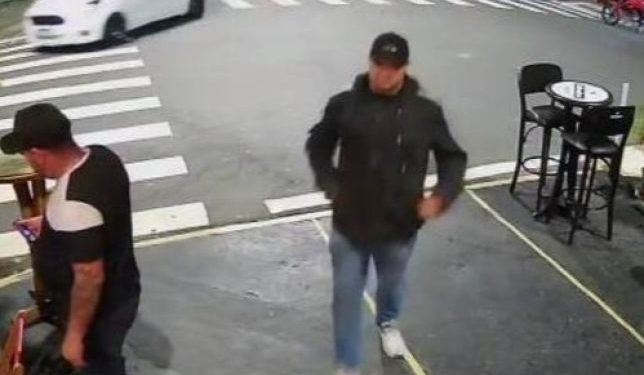 Imagem de câmera de segurança registrou quando o homem entrou no bar para matar casal

Reprodução : fanoticias.com.br
