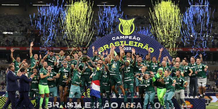 Os jogadores Dudu e Gustavo Gómez, da SE Palmeiras, levantam o troféu da conquista do Campeonato Brasileiro, Série A, após jogo contra a equipe do Cruzeiro EC, em partida válida pela trigésima oitava rodada, no Estádio do Mineirão. (Foto: Cesar Greco/Palmeiras/by Canon)
