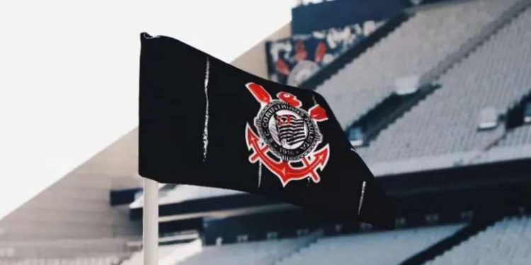 Foto: Bandeirinha de escanteio do Corinthians ( Divulgação/Corinthians) / Gávea News